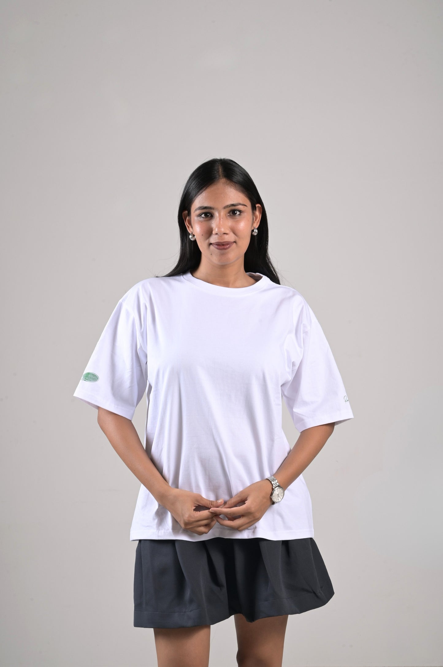 Woman wearing a white t-shirt with sleeve design